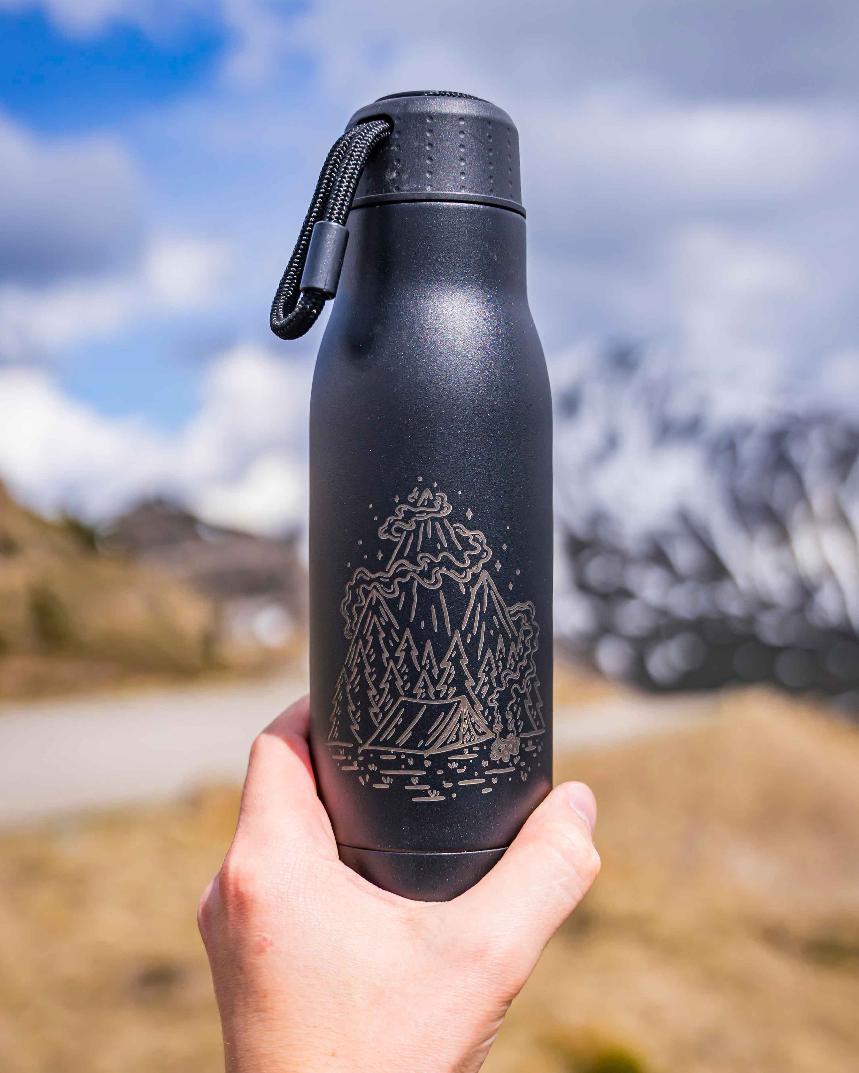 Thermosflasche aus Edelstahl mit Gravur - Berge und Zelt