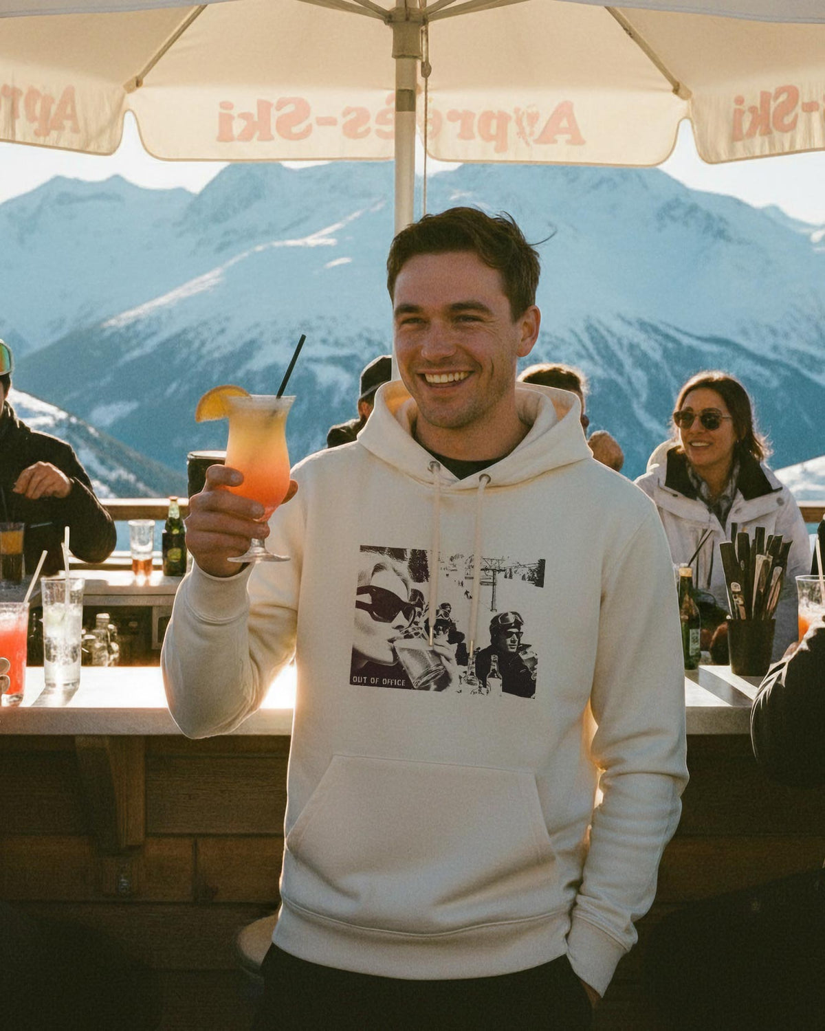 Out of Office Unisex Bio Hoodie – Alpsland – Skifahren, Après-Ski, Winter, Humor