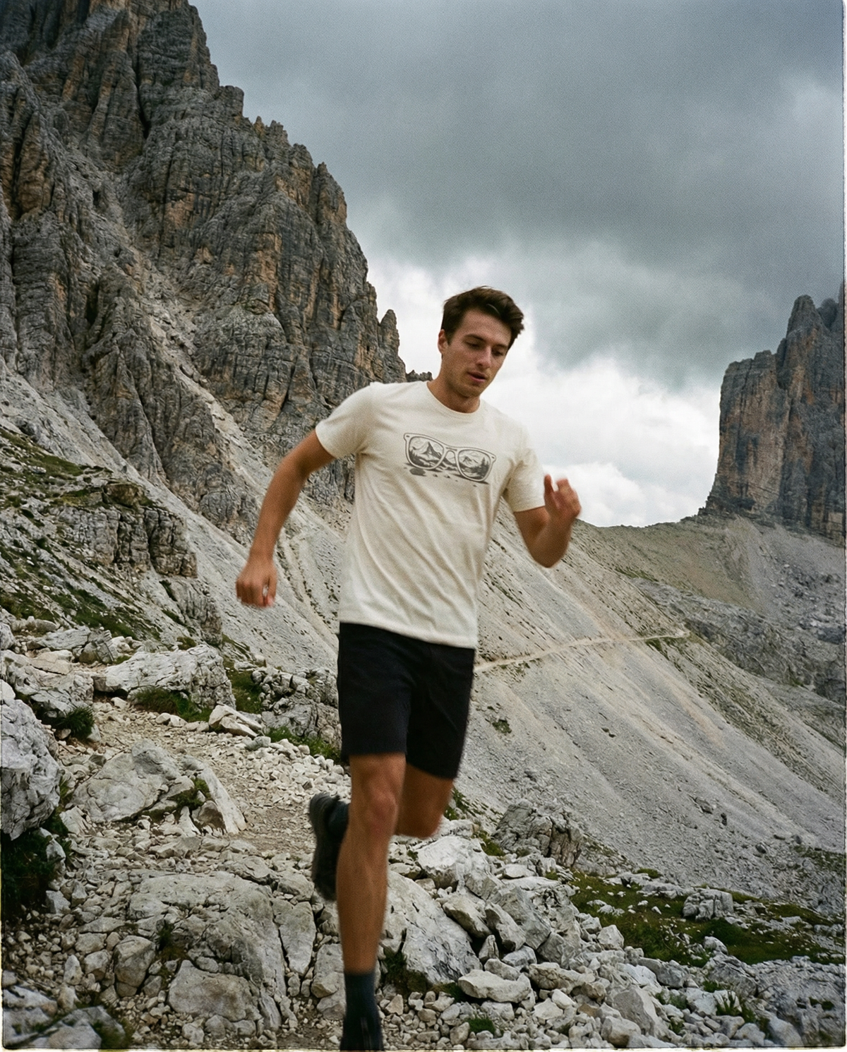 Alpenblick Herren Bio T-Shirt – Alpsland – Wandern, Berge, Alpen, Aussicht, Natur