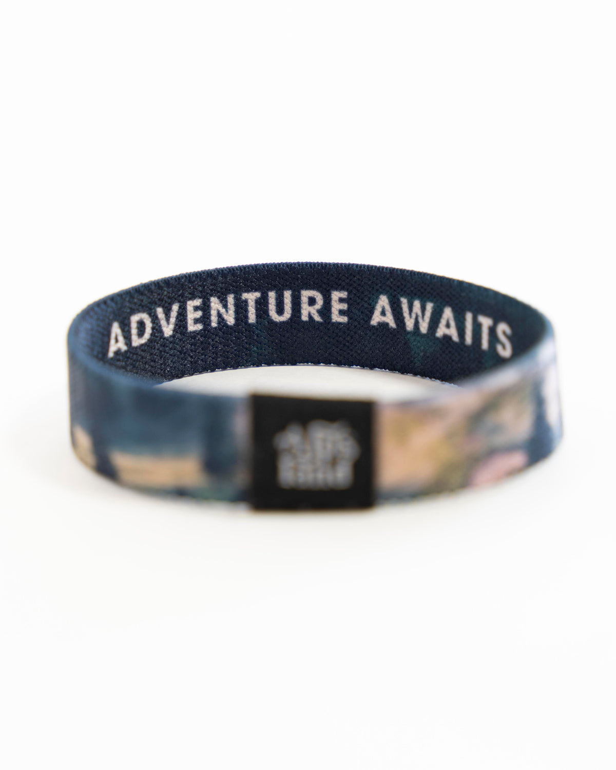 Adventure Awaits Elastisches Armband – Alpsland – Abenteuer, Wandern, Outdoor, Berge