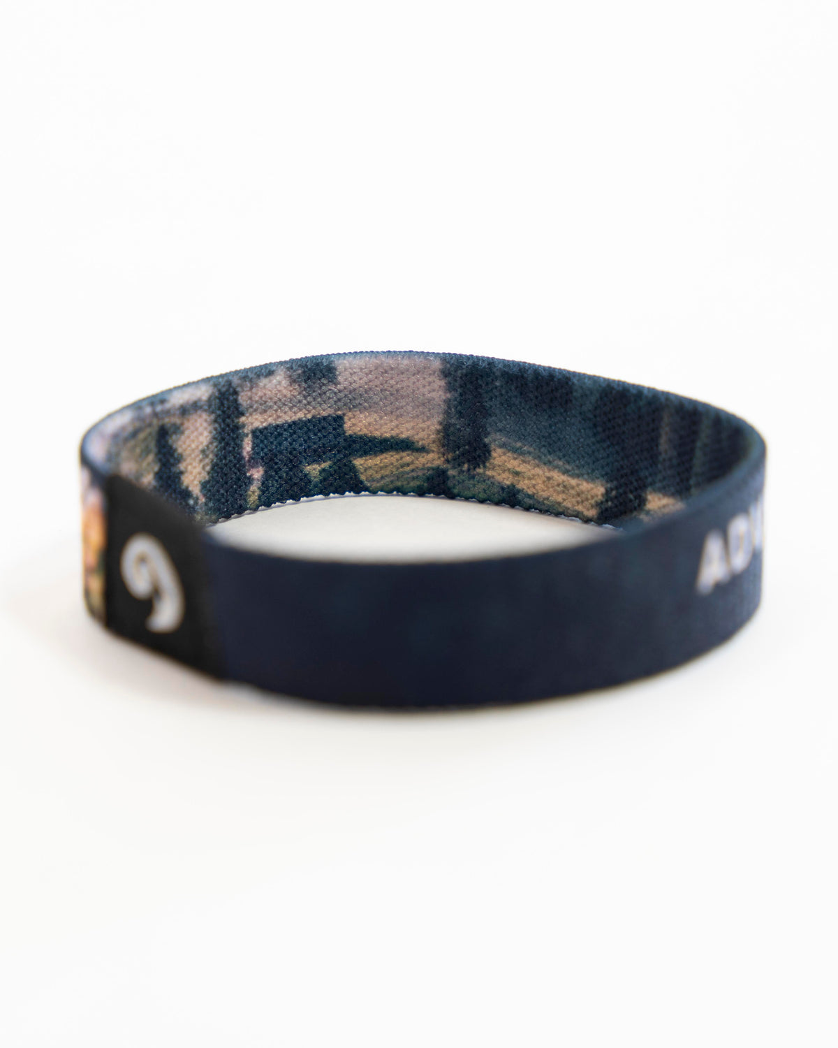 Adventure Awaits Elastisches Armband – Alpsland – Abenteuer, Wandern, Outdoor, Berge