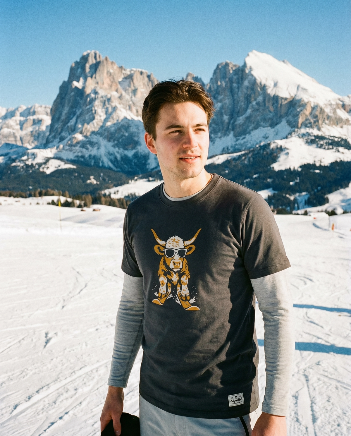 Skikuh Herren Bio T-Shirt – Alpsland – Skifahren, Kuh, Winter, Humor, Alpen