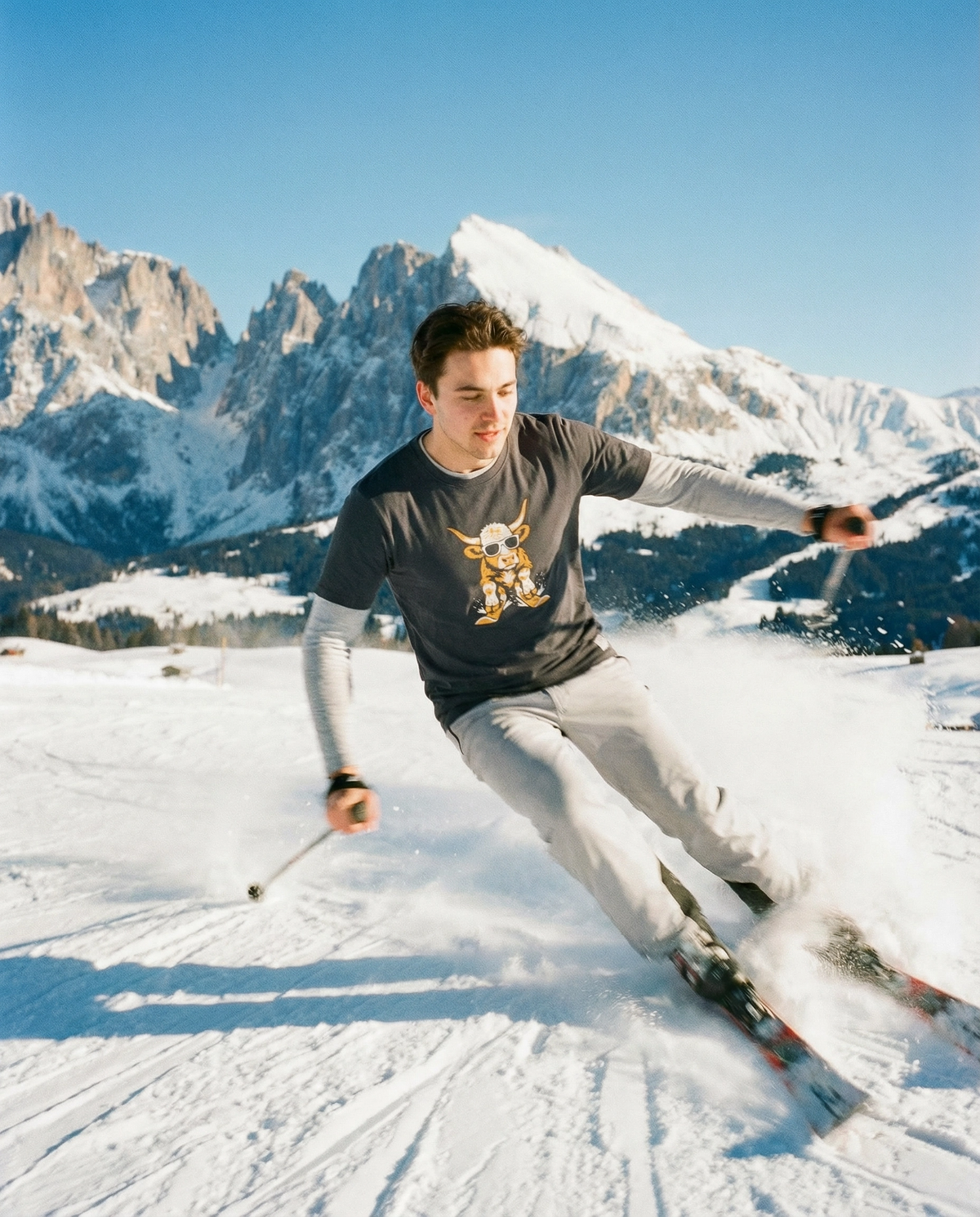 Skikuh Herren Bio T-Shirt – Alpsland – Skifahren, Kuh, Winter, Humor, Alpen