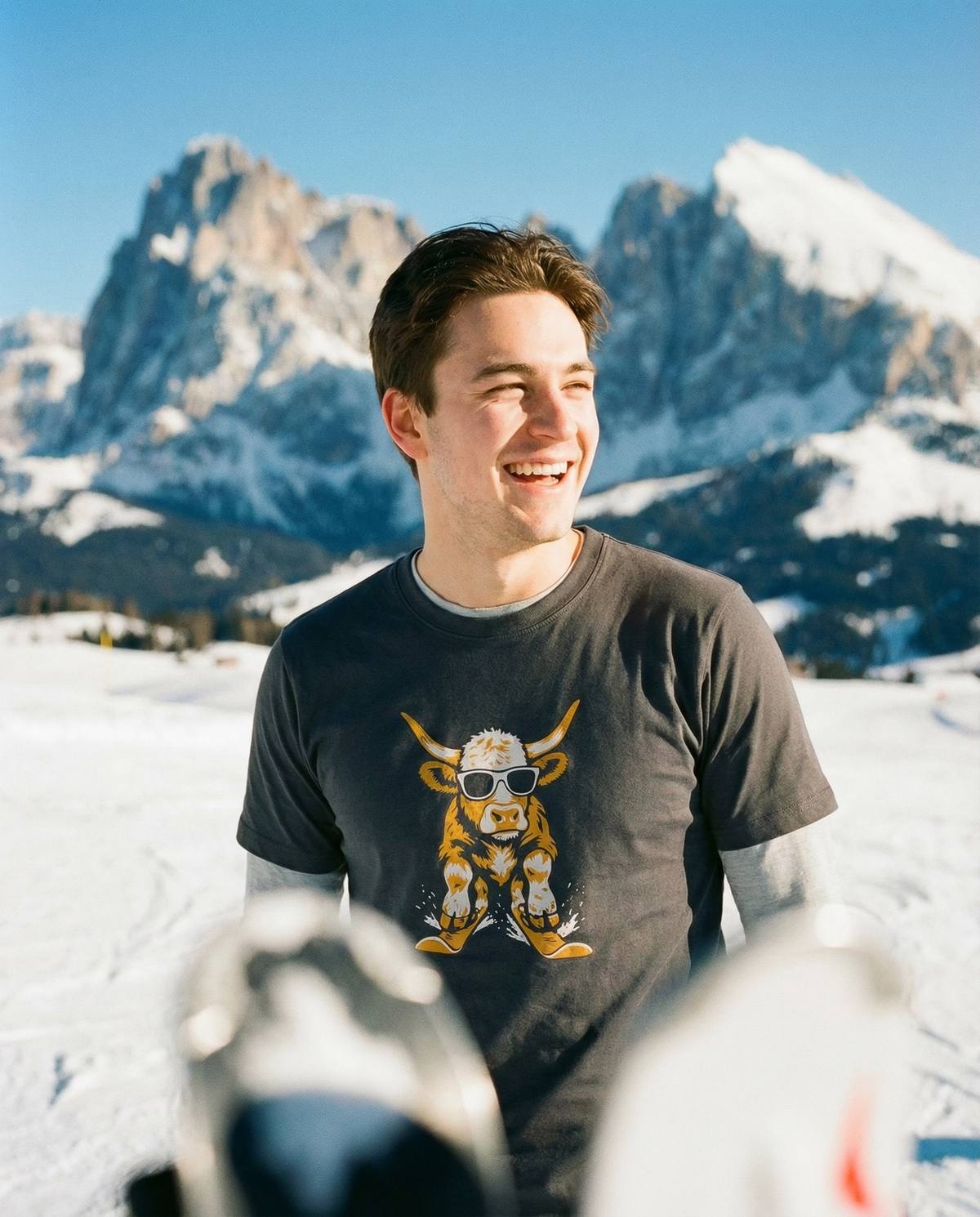 Skikuh Herren Bio T-Shirt – Alpsland – Skifahren, Kuh, Winter, Humor, Alpen