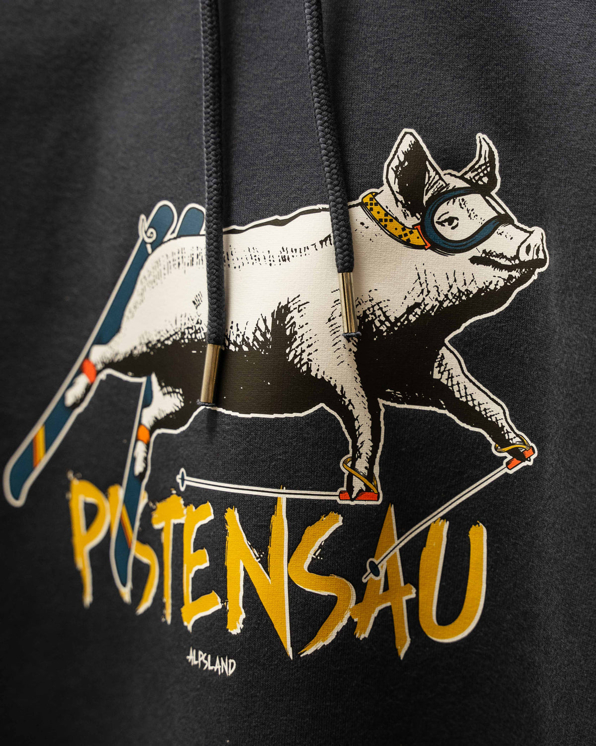 Pistensau Unisex Bio Hoodie – Alpsland – Skifahren, Winter, Alpen, Humor